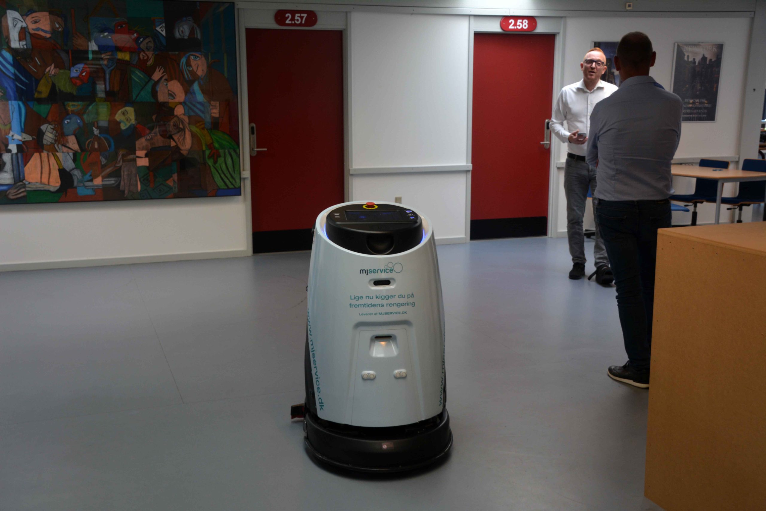 blande identifikation videnskabelig Ny revolutionerende robot klarer gulvvask på stort gymnasium - RENT i  Danmark